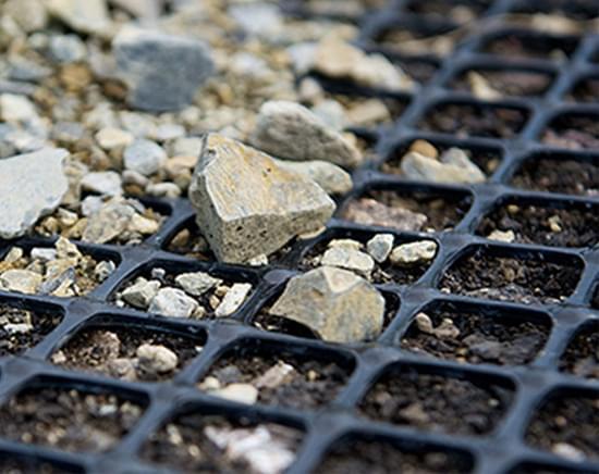 Vải địa kỹ thuật được ứng dụng rộng rãi trong nhiều công trình xây dựng để gia cố nền móng, ổn định mái dốc và phân cách các lớp vật liệu.